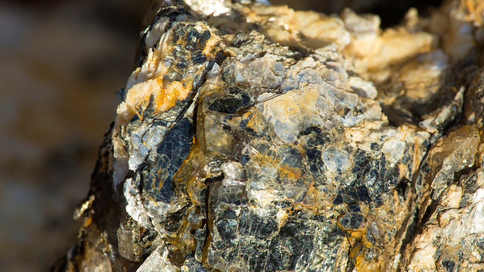 Raw mica mineral
